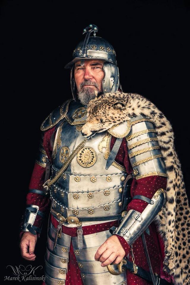 Underappreciated aesthetic:

Big cat pelts over plate armor.