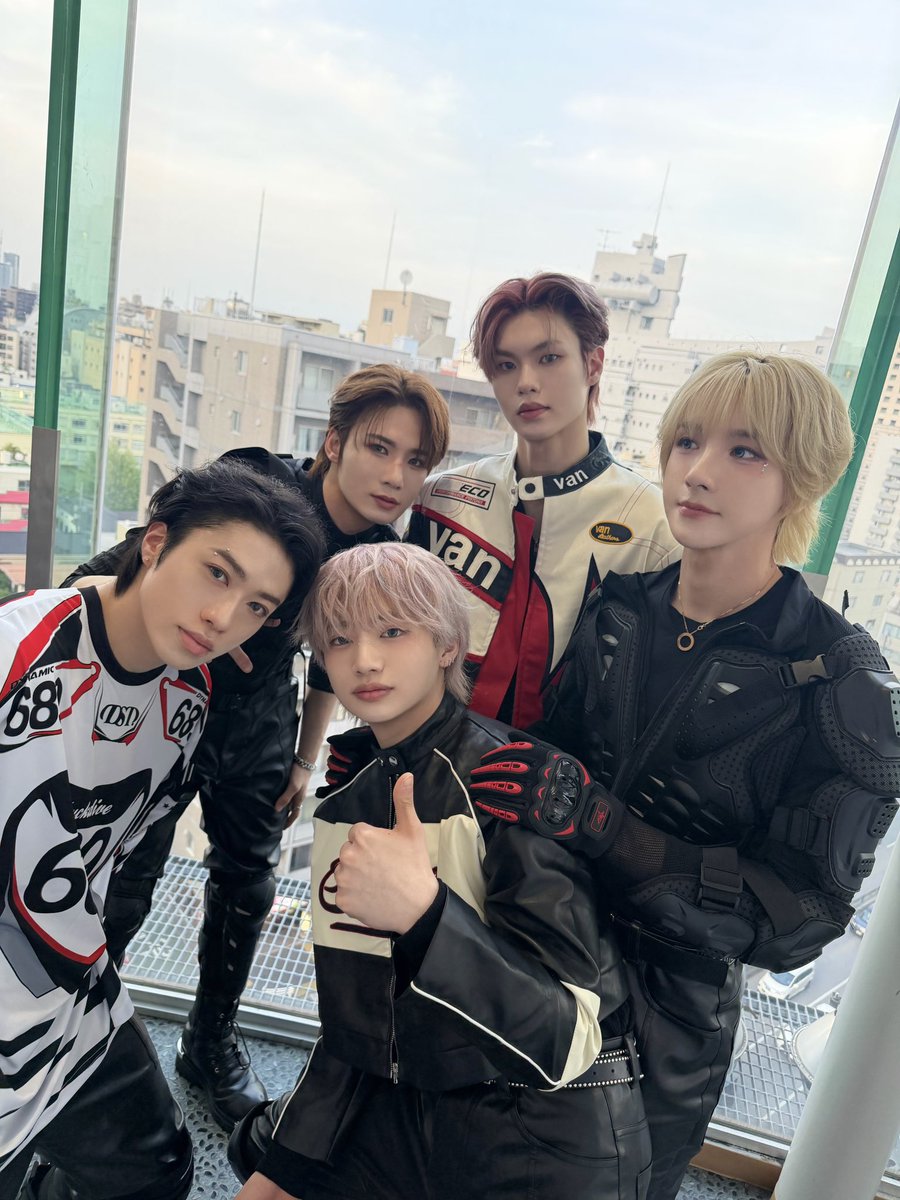 CHASER_JP's tweet image. 皆さんのおかげで熱気いっぱいの週末になりました✨
4月の最後の公演もあと2日ですが、皆さんが楽しく今月を締めくくれるように頑張りますね🫶🏻🫶🏻

#체이서 #CHASER #チェイサー