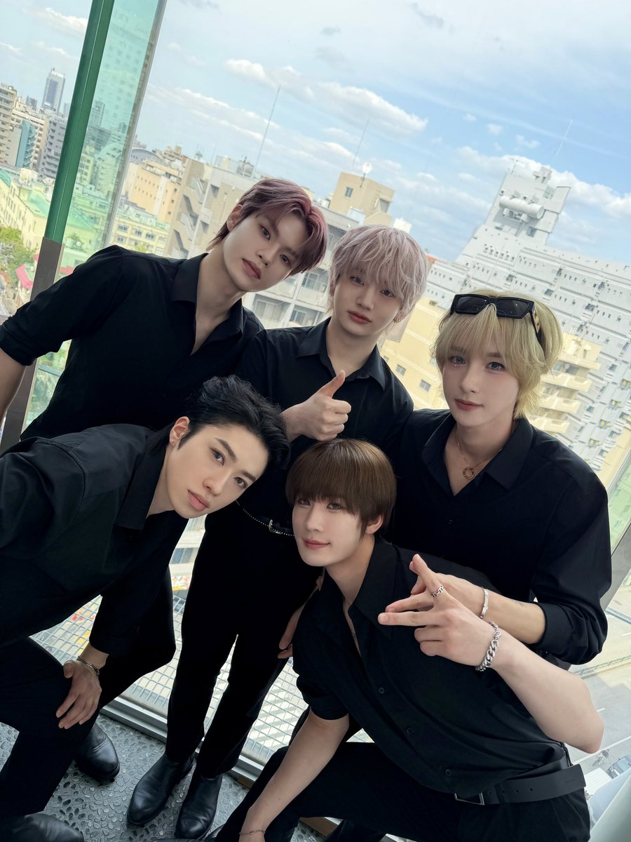 CHASER_JP's tweet image. 皆さんのおかげで熱気いっぱいの週末になりました✨
4月の最後の公演もあと2日ですが、皆さんが楽しく今月を締めくくれるように頑張りますね🫶🏻🫶🏻

#체이서 #CHASER #チェイサー