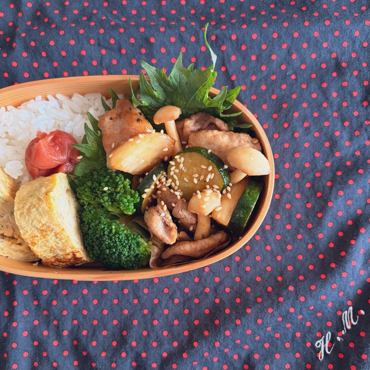 b_ladybug's tweet photo. 今日のお弁当🍱

豚肉と野菜のオイスターソース炒め
お酢を加えてサッパリ味に♪

朝ごはんには夜焼いておいた黒胡麻のちぎりパン
香ばしくておいしい♡

#おうちごはん
#おうちパン
#手作りパン https://t.co/RjmhjPfhvm
