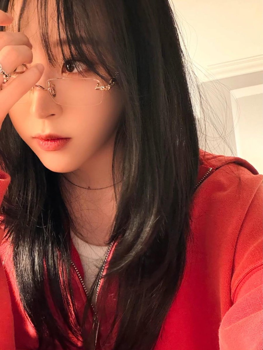 문별이만큼무테잘어울리는 사람 본적 없음
(근데뿔테도잘어울린다는
사실이학계의정설..)