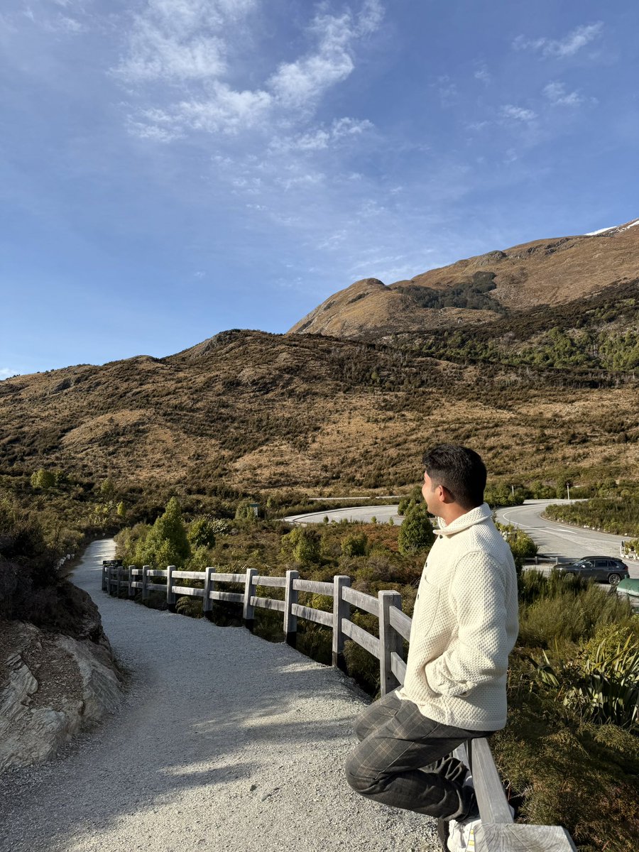EricGautham's tweet photo. Still can’t believe I’m living this life in Queenstown 🍂✨
#Queenstown #Newzealand #NatureMagic #cold #Mountain https://t.co/L4gjv6ZQmv