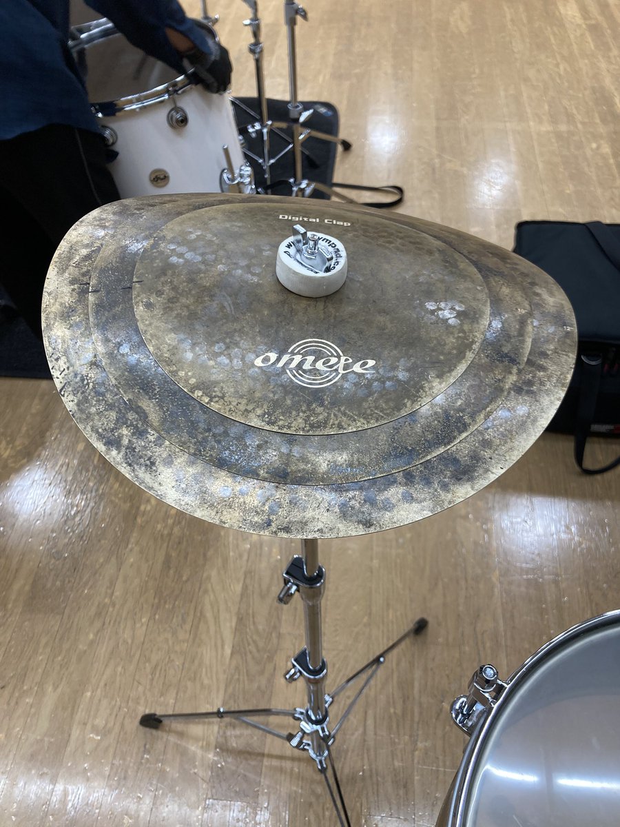 リハで河野君に持って来てもらって気になってたスタックシンバルたたかせて貰った！良いね〜俺も買おう😊