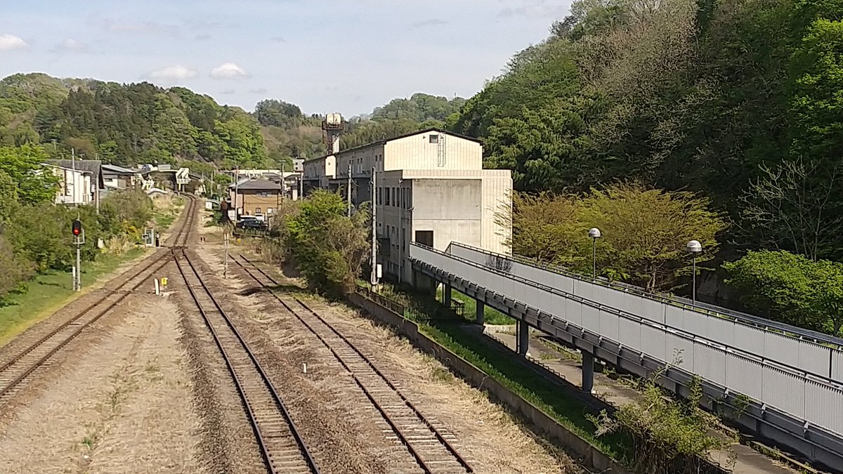 JRFNumazukoLine's tweet photo. 三春駅にほぼ直結してる高架の通路が生えてるかつぎばし(担橋)団地。
そんなに大きい団地じゃないのに、なんでわざわざ高架構造の通路が設けられているんだろ？積雪時は地表部がﾀﾋぬから？以前、車窓から見掛けて気になってたが、今回初めて観察出来た😄 https://t.co/9c1eSLotm1