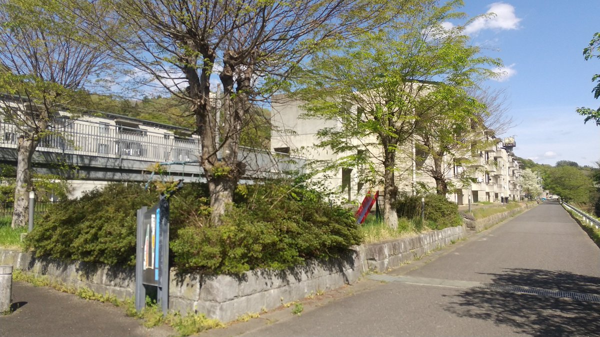 JRFNumazukoLine's tweet photo. 三春駅にほぼ直結してる高架の通路が生えてるかつぎばし(担橋)団地。
そんなに大きい団地じゃないのに、なんでわざわざ高架構造の通路が設けられているんだろ？積雪時は地表部がﾀﾋぬから？以前、車窓から見掛けて気になってたが、今回初めて観察出来た😄 https://t.co/9c1eSLotm1