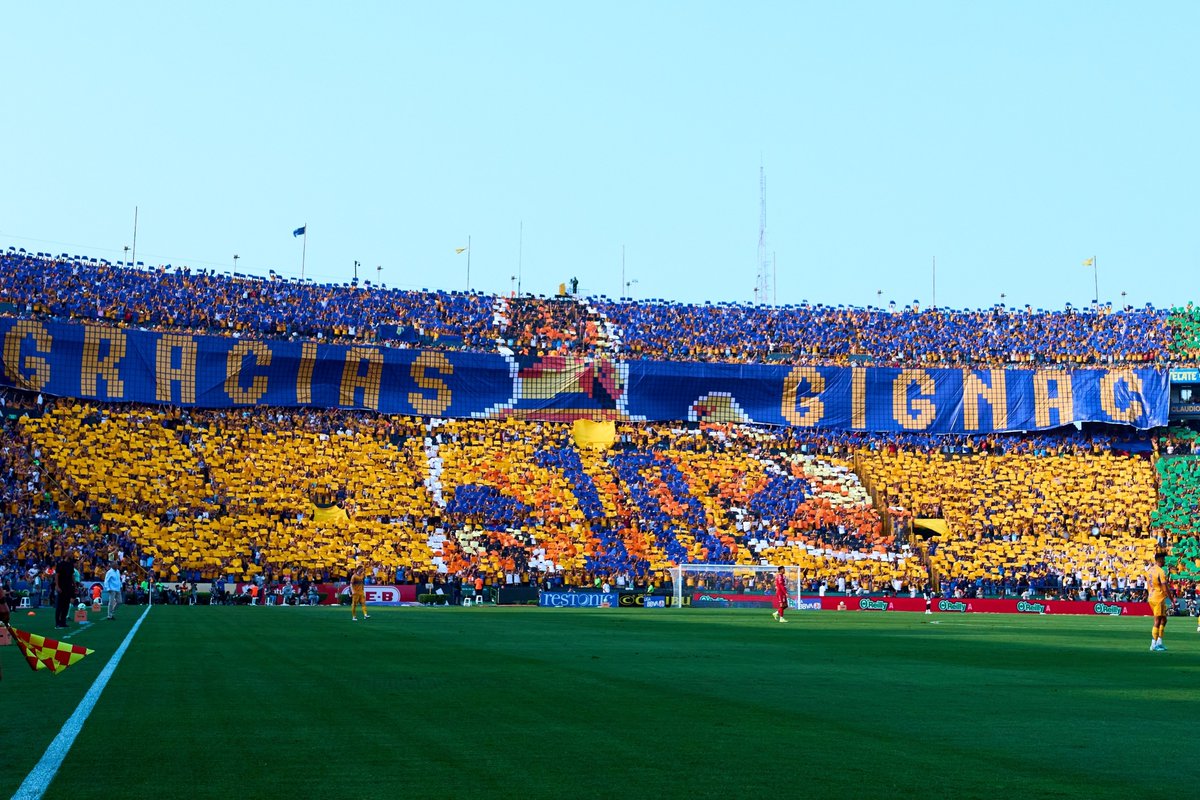 🧣🇫🇷 "Gracias, Gignac."

🇲🇽 Tigres' tifo for André Pierre Gignac as he calls it a day on his football career after 11 years and 5 league titles at the Mexican club.

He leaves the club as one of Liga MX’s greatest icons.

Incredible.