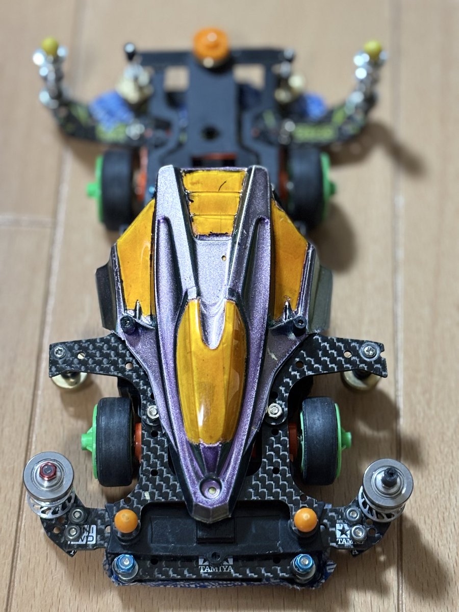 kotodayo1993's tweet photo. 新ボディ装備しました!
角度によって色変わるのが最高です😊
#ミニ四駆
#VQS https://t.co/wSXzx1ipQo