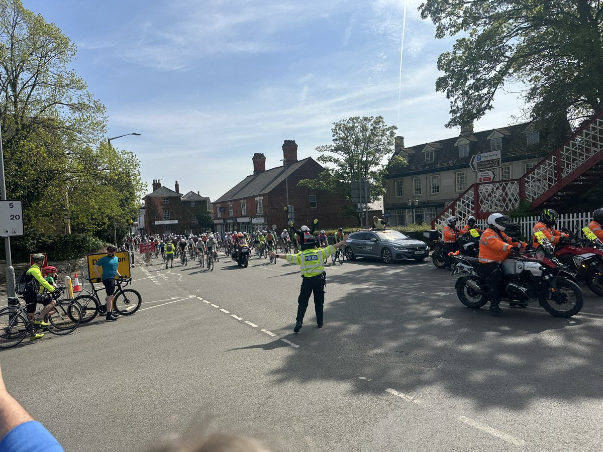 OakhamWeather's tweet photo. Fun and games the Oakham level crossing again. Great to suddenly be in the thick of the action. #cicleclassic @RutStamSound https://t.co/seI80oUTO3