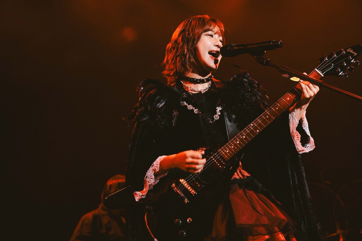EUPD_official's tweet photo. AIMI LIVE TOUR “NEW WORLD” 台北公演  @aimi_sound 
#愛美AIMI #台北公演 #完售 #圓滿落幕
日本全方位創作者「愛美 AIMI」首次個人海外專場圓滿落幕。

從聲優、歌手到創作者，AIMI 一路以獨特的魅力活躍於不同領域。她曾於《BanG Dream!》中作為 Poppin’Party 核心成員，飾演主唱兼吉他手戶山香澄，以充滿感染力的聲音與舞台表現累積高人氣；近年則持續以個人歌手之姿，透過音樂描繪屬於自己的世界觀。

而這一次，她將那個世界，完整帶到了台北。從開場瞬間，全場便被她獨有的能量與歌聲包圍，舞台上的每一次演唱、每一次互動，都讓現場觀眾深深沉浸在屬於 AIMI 的 「NEW WORLD」 之中。

演出中，愛美也分享了許多與台北有關的回憶。她提到兩週前因 BanG Dream! 演出再次造訪台北，也聊起過去曾品嚐的小籠包，以及那間店如今竟成為粉絲之間的「聖地」，讓她又驚又喜。這份跨越時間累積而成的連結，也讓這次相會的每一刻共鳴，都顯得更加珍貴而動人。

感謝所有到場的每一位。
因為你們的熱情，讓這個夜晚真正成為——
屬於 愛美 AIMI 與台北共同留下的 NEW WORLD！

<SETLIST>
M1 NEO ELDOLADO
M2 Noise in me
M3 AthisCode
M4 MAGICAL DESTROYER
M5 キャンセルさせて人生
M6 C'est la vie drive
M7 LIGHTS
M8 What's up FIRE!
M9 STARS
M10 ザ・センセーション
M11 HELP
M12 will
M13 ドレス
M14 CROWNED

EN1 MAYDAY
EN2 メリトクラシー

Photos by kiki.t__