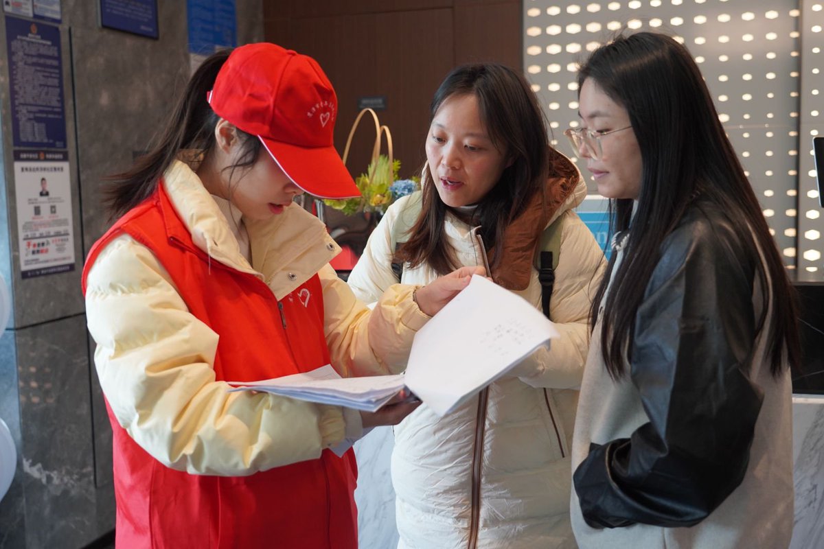 BeatriceMortim3's tweet image. Spent the morning sorting 200+ food packages for low-income families with @CommunityHope! Every can, every smile counts—join us next Saturday (10AM, 3rd St)!  #VolunteerJoy #CommunityMatters