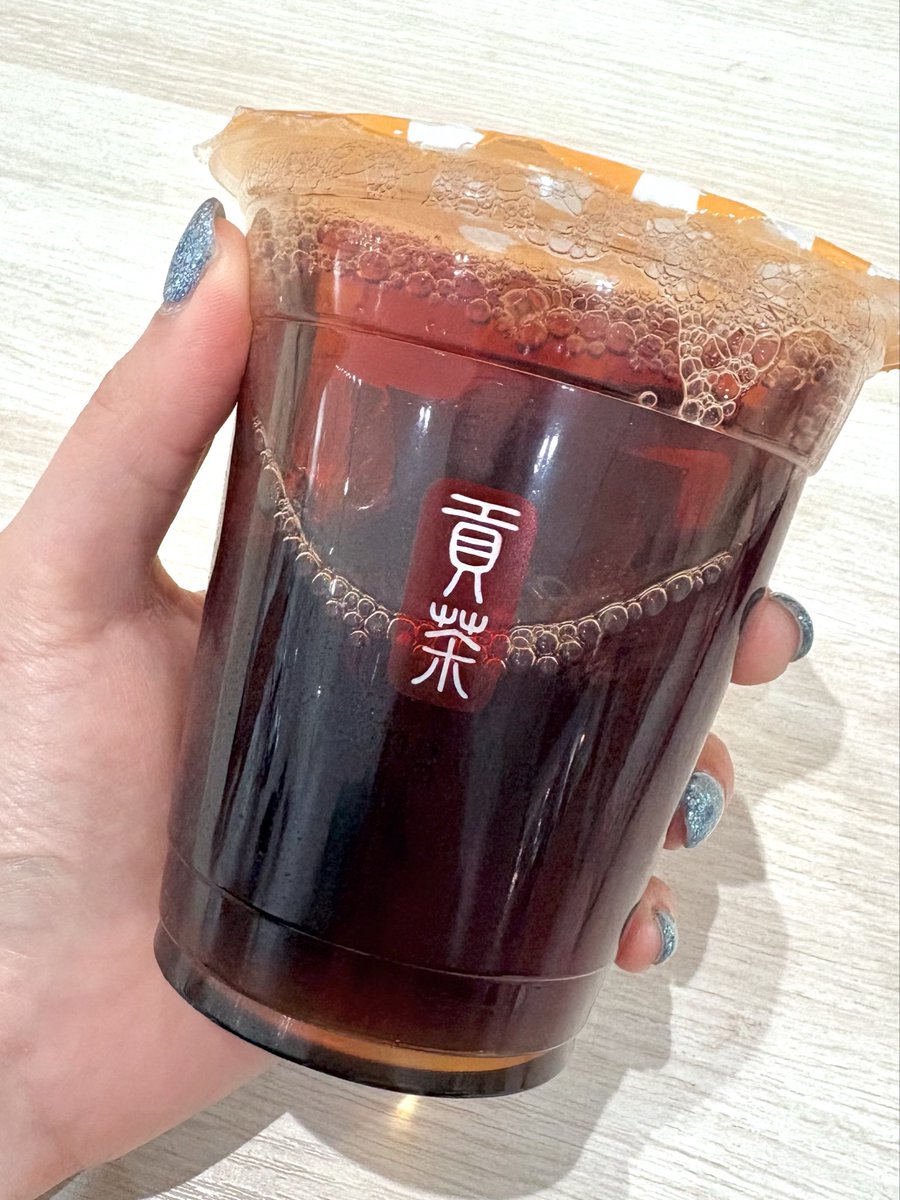 dododon_oi_don's tweet photo. ゴンチャ　ストロベリー＆ローズ ダージリンティー
「最近、健康のために気ィ使ってなんかやってること、あります？」
「あ！アイスティー飲んでます！」
「アイスティー！こっち見て！ジャジャーン！ゴンチャ！」
「エェ〜ッ！？」
「開けてみたいでしょォ〜！？せーのッ！」
「あぁ～！ゴンチャの音ォ〜！」

こいつ、何言ってるんだ？って思いました？私が1番思ってます🤩🤩

これは、渋さの中に、薔薇とイチゴのフレーバーが入ってて、一口目飲んだ時のフローラル感がとても好きでした！
ただ、とてつもなく渋めなので、好みは分かれると思います🥹
渋めのダージリンが好きな人にはヒットしそうだけど、軽やかな味が好きな人は飲み切るの難しそう。