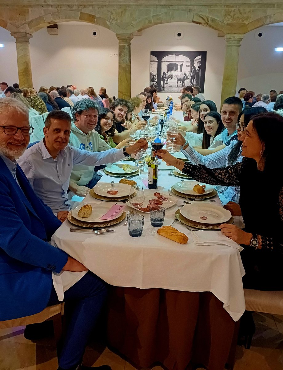 kriesgo's tweet photo. Que emocionante y cuanta felicidad compartida anoche en la IV GALA solidaria de Asociación Prueba con una Sonrisa promovida por @dario_mayo para recaudar fondos para luchar contra el cáncer compartida con @asoc_galban y donde también encontré Cliniquer@s @ClinicEmprenda GRACIAS https://t.co/Y1HV3nC4Js