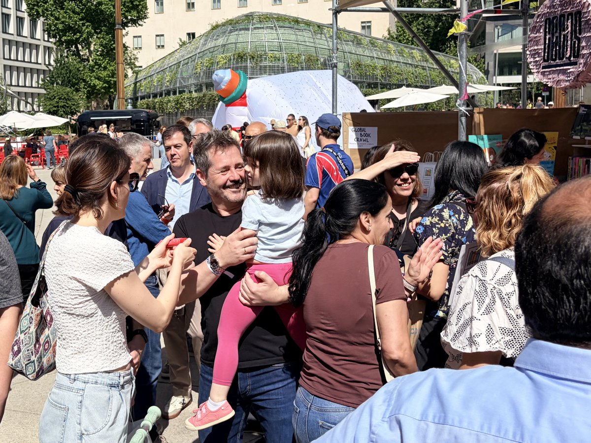 CulturaCMadrid's tweet photo. 📚 La @ComunidadMadrid cierra la primera edición de @Libro_MAD con un evento protagonizado por lectores y librerías con música para toda la familia. 

📸 Visitamos las actividades con el consejero @depacoserrano en Plaza de España. 

+Info: https://t.co/V5EIz0EQHA 

#LIBROMAD https://t.co/qvQmuYVdDk