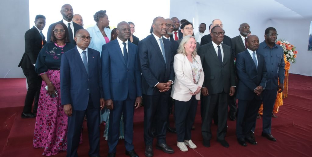 La Côte d’Ivoire 🇨🇮 a signé à Abidjan un accord de partenariat public-privé visant à mieux aligner la formation technique et professionnelle avec les besoins du marché du travail, afin de faciliter l’emploi des jeunes et soutenir l’industrialisation. 
#CIV #Emploi #Jeunesse