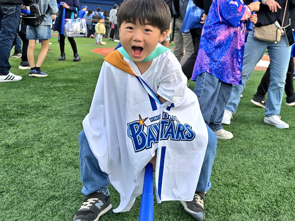akitororo's tweet photo. ベイスターズ、本日今年初観戦でした。
試合後のグラウンド解放。もらったバットとボールで大はしゃぎ。バッターボックスにも立つことができました。 https://t.co/RVN5Ao3tIg