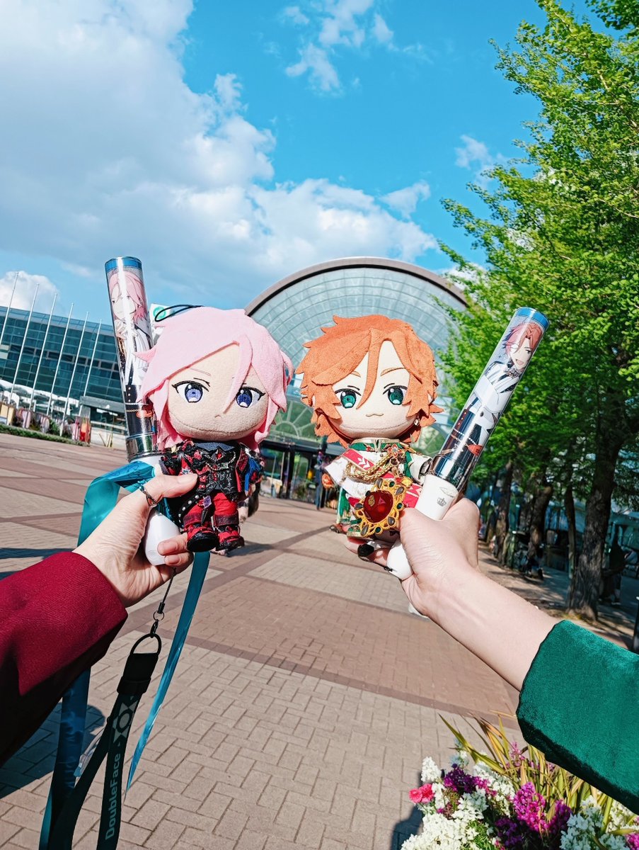 参戦服フィーチャー2衣装の併せが、色も形も対照的ですごく気に入ってる。このままパーティ行きそう