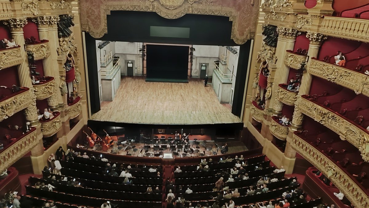 rom1lac's tweet photo. En place pour #satyagraha de @philipglass à #OperaGarnier https://t.co/643FxVEnFd