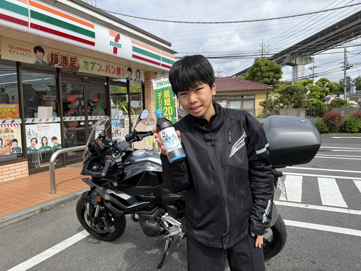 ONICHAゲットして喜んでた土曜日。ライダージャケットが似合う中学2年生✨✨

#ONICHA#ライダージャケット＃息子