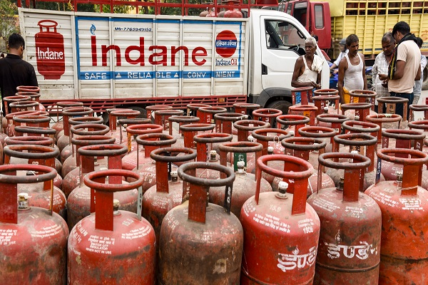 InvGurInd's tweet image. Over 51.8 lakh domestic LPG cylinders delivered in a day, supply normal

investmentguruindia.com/newsdetail/ove…

#Industry #Diesel #LPG #petrol @PetroleumMin  #PNG #MYPNGD #Investmentguruindia