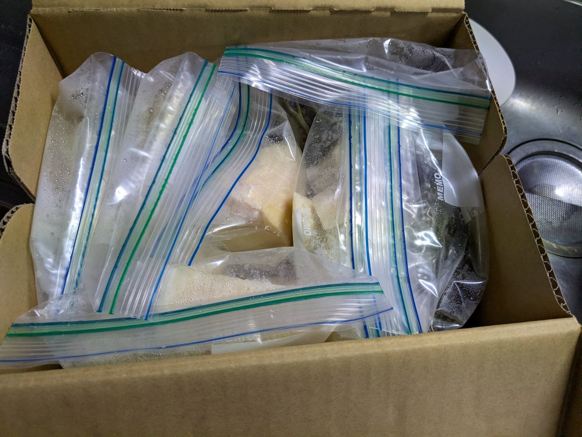 オンラインの争奪戦を制し、ジョジョのカッターシャツゲット！！

早朝からポチポチしてて良かった。

後輩からは　採れたて新鮮なタケノコなどを送ってもらいましたー。

色々と料理します。

娘っこは今日も元気でおま。

本日から奈良の実家に軽く帰省。