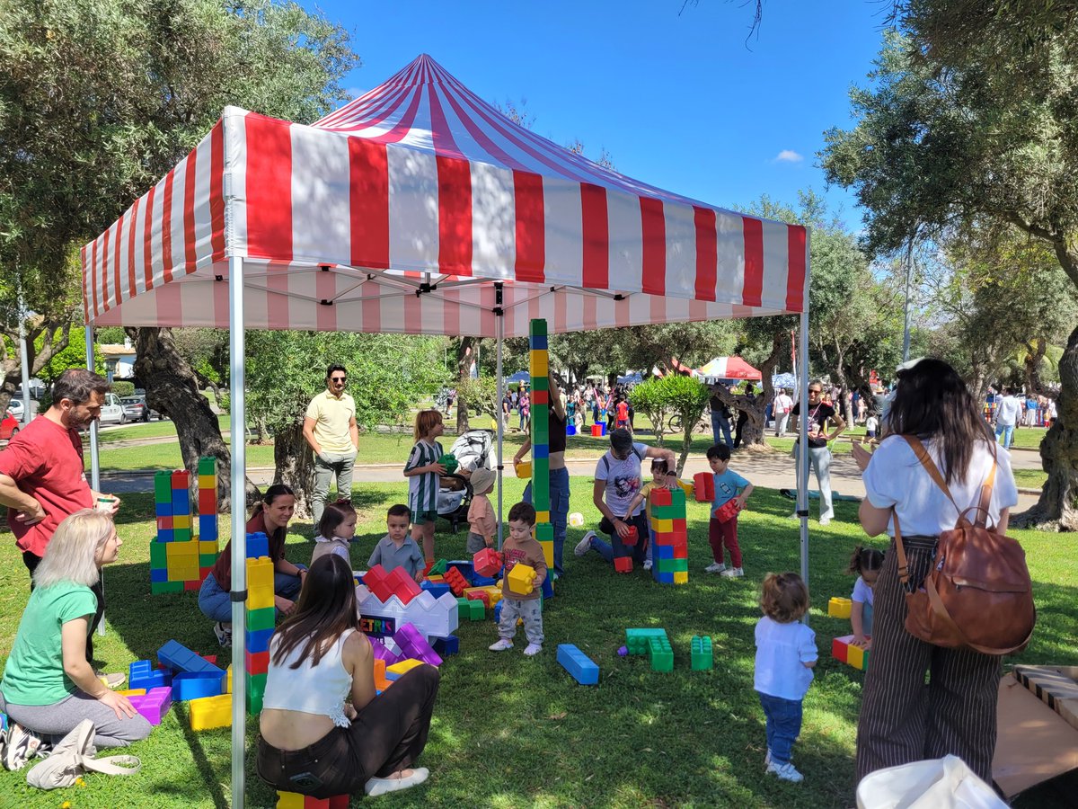 pacorodriguezdh's tweet photo. #DosHermanas ha disfrutado de un nuevo domingo de actividades con “Jugamos en Familia” del @aytodoshermanas en el Parque La Motilla . Un espacio abierto pensado para fomentar la inclusión y la diversión de toda la familia. https://t.co/EM1viQNL4B