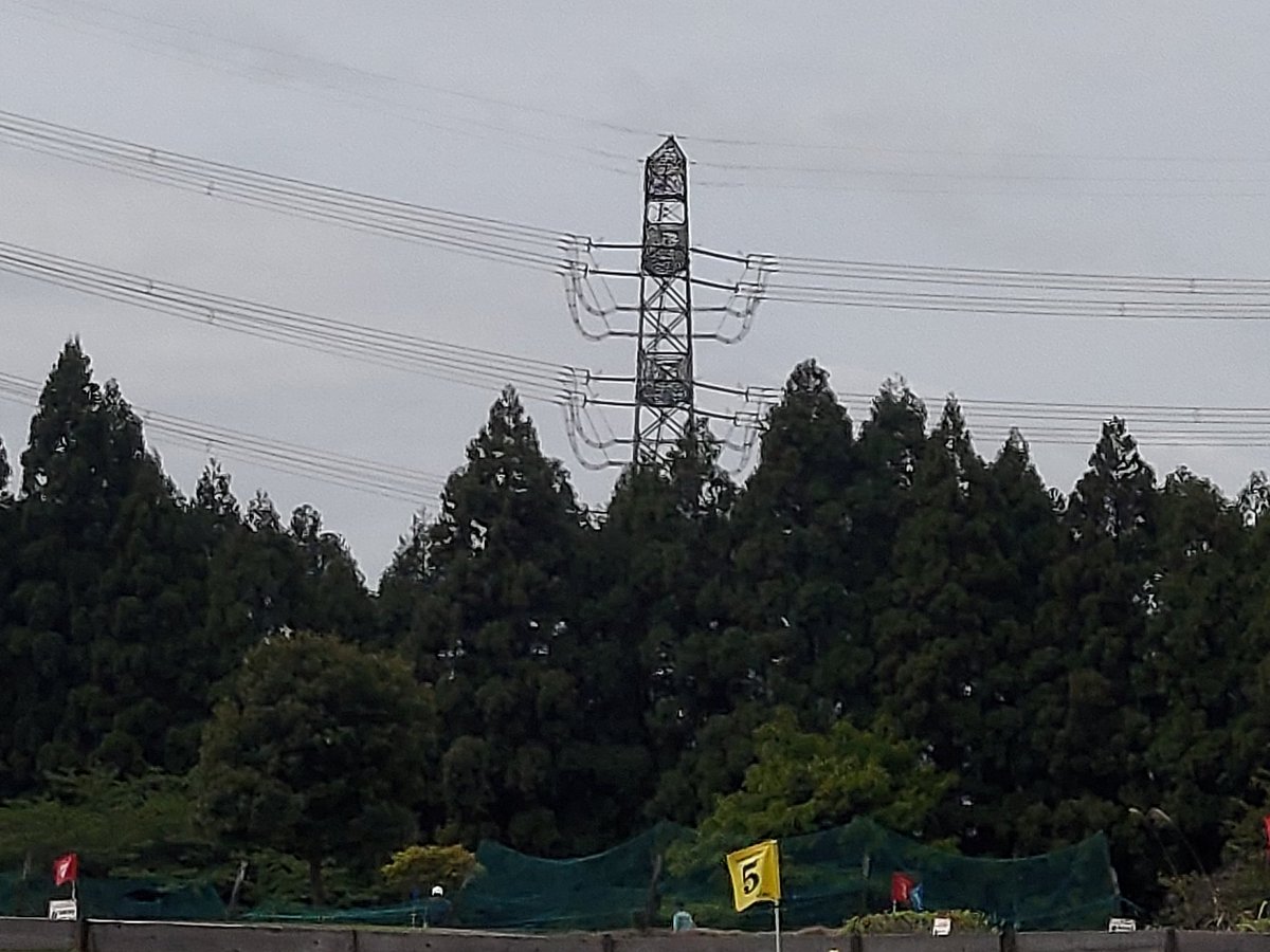 i_like777's tweet photo. 関ヶ原町今須で見た三岐幹線の一部です。素導体間隔80cmは遠目で見ても大きく見えました。間隔を大きくするとインダクタンスは小さくなります。一方、導体の分だけ静電容量は増え、力率１で送れる電力が増えます。この幹線は長距離ですが、調相設備は低い電圧階級の別の電気所に設ける工夫があります。 https://t.co/XcTaJVpJf5
