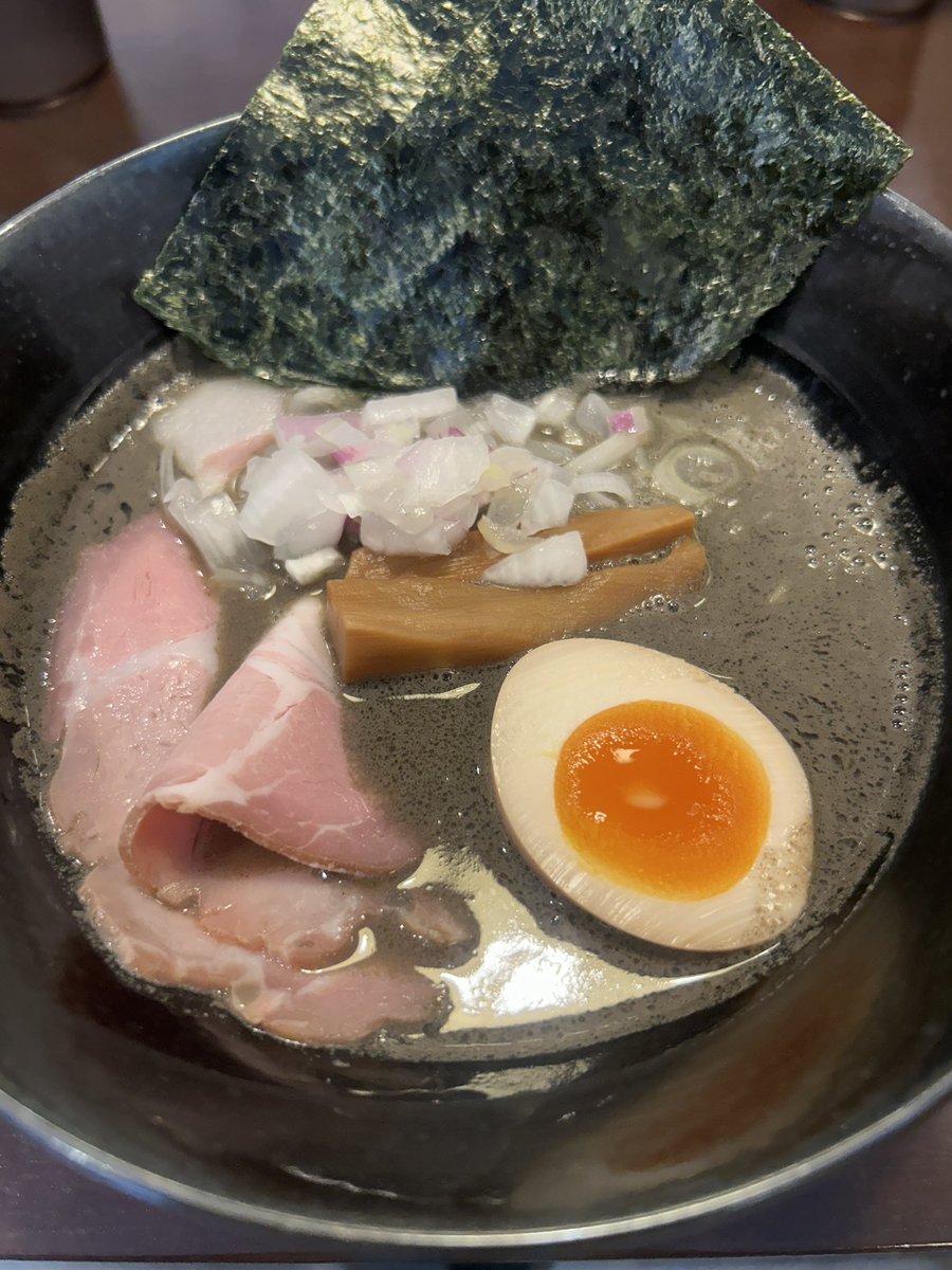 rawota2022's tweet photo. 藤沢、波乃にぼるさんの百尾煮干し。かなり久しぶりに頂きましたが変わらぬきれいな煮干し出汁の旨みと百尾の苦味のアクセント。たまらないです。おつまみは旬の筍のカルパッチョ。なんて趣味が良いんだ。
また醤油も頂きたいです。 https://t.co/cfkpgxDYwz