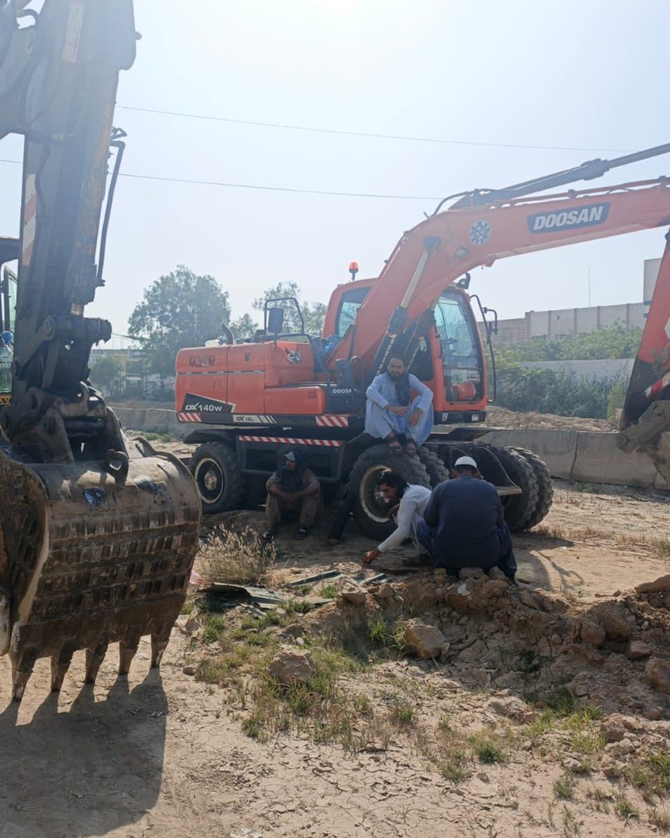 developingpak's tweet image. "Happy to inform that work on the University Road has resumed from today by FWO. CM Sindh has given a deadline to have the work on mixed traffic corridor &amp;amp; drain completed within 90 days," tweets Murtaza Wahab

#Pakistan #Sindh #Karachi #UniversityRoad #FWO 🇵🇰🇵🇰