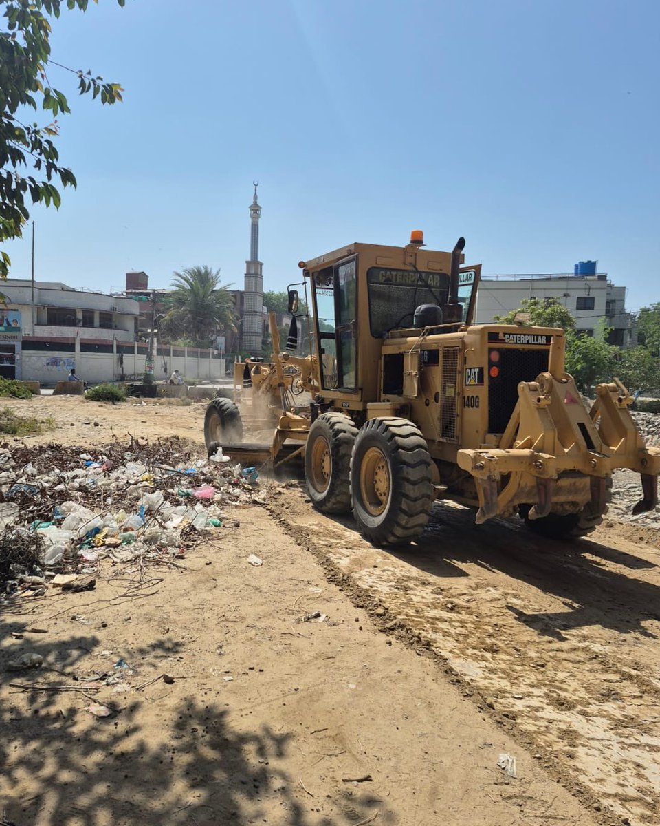 developingpak's tweet image. "Happy to inform that work on the University Road has resumed from today by FWO. CM Sindh has given a deadline to have the work on mixed traffic corridor &amp;amp; drain completed within 90 days," tweets Murtaza Wahab

#Pakistan #Sindh #Karachi #UniversityRoad #FWO 🇵🇰🇵🇰