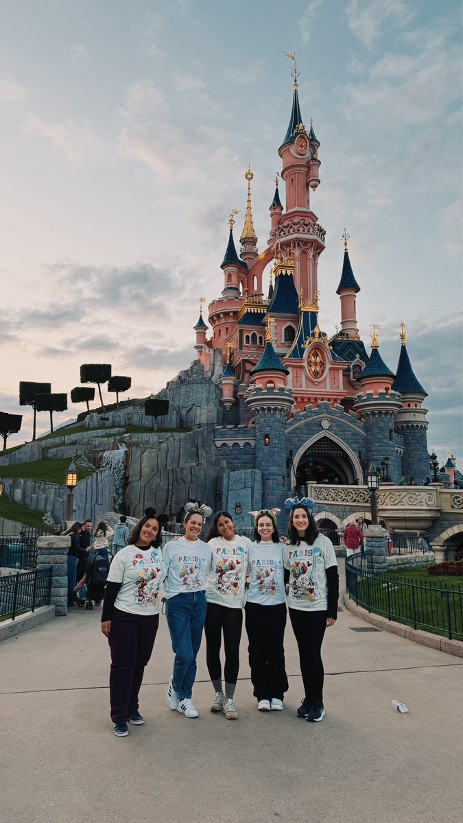 nanatnpl's tweet photo. Disneyland Paris 🏰 https://t.co/PN21I3PqQP