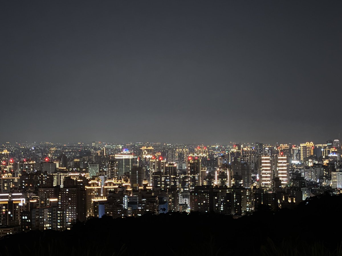 GreatHippo0815's tweet image. A quiet night drive, a beautiful view, and thoughts of you across the miles. I hope life is treating you well over there. Miss you❤️🍊

#NightView 🌙
#CityLights✨
#MissYou❤️