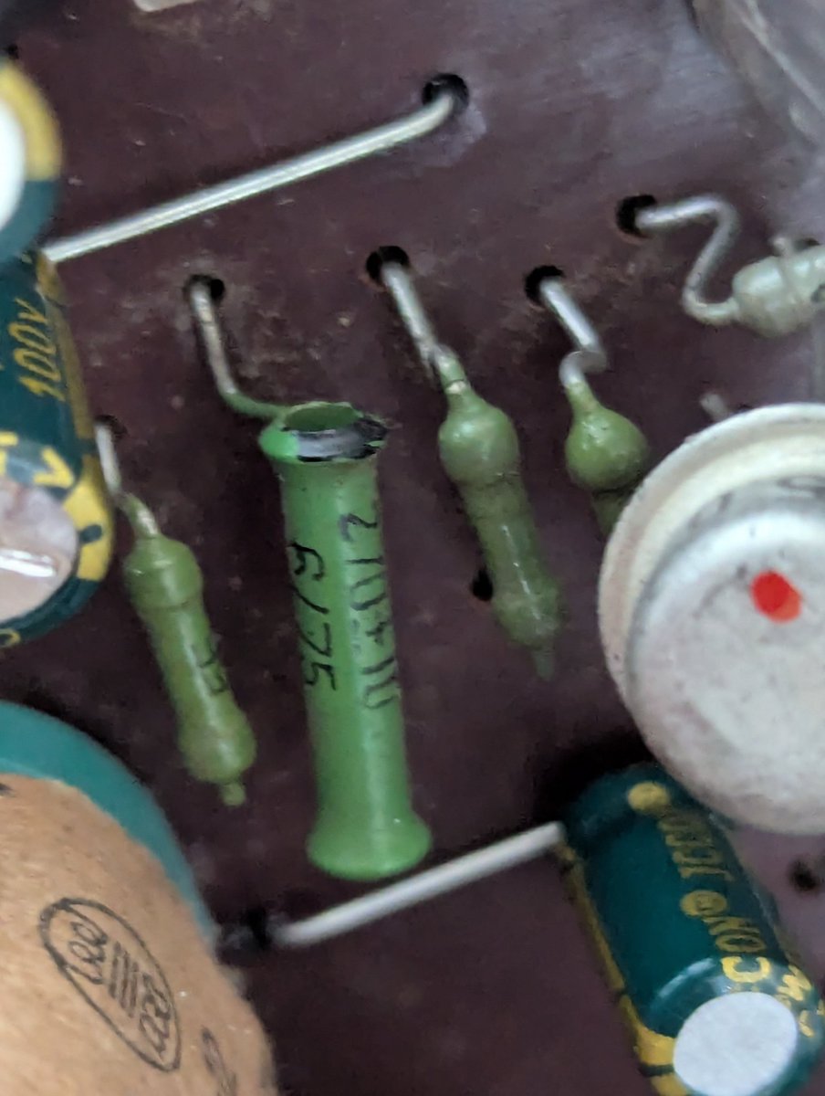 Підпайка дротів нічого не дала. Відпаяв все зайве, але все рівно підсилювач не працює як треба. Напруга то завищена, то занижена. Огляд деталей на платі нічого дав, всі ніжки хитав пінцетом - все на місці нічого не відгнило. Регулятор гучності замикав пінцетом - підсилення нема.