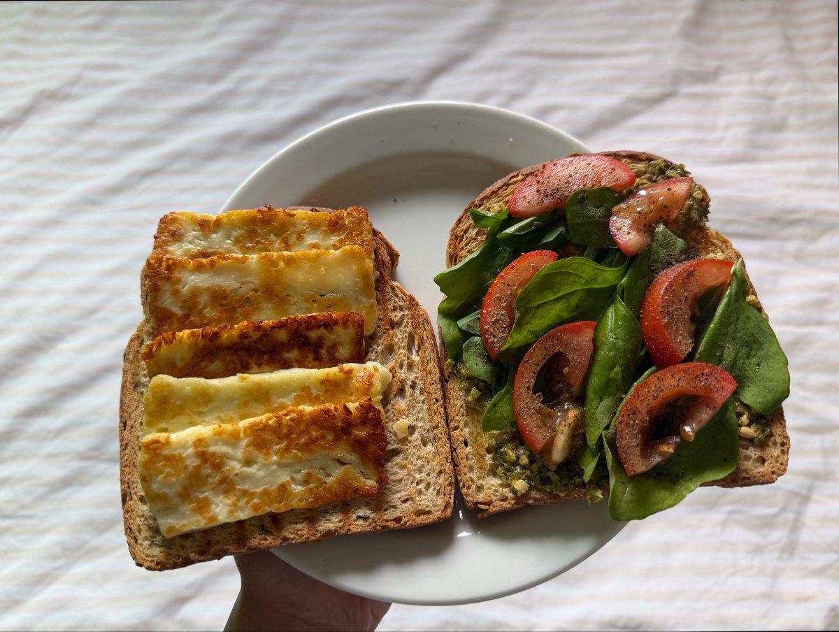 fadeintodustt's tweet photo. يوم رايق جداً 🥪☕️ https://t.co/4lWhlx594x