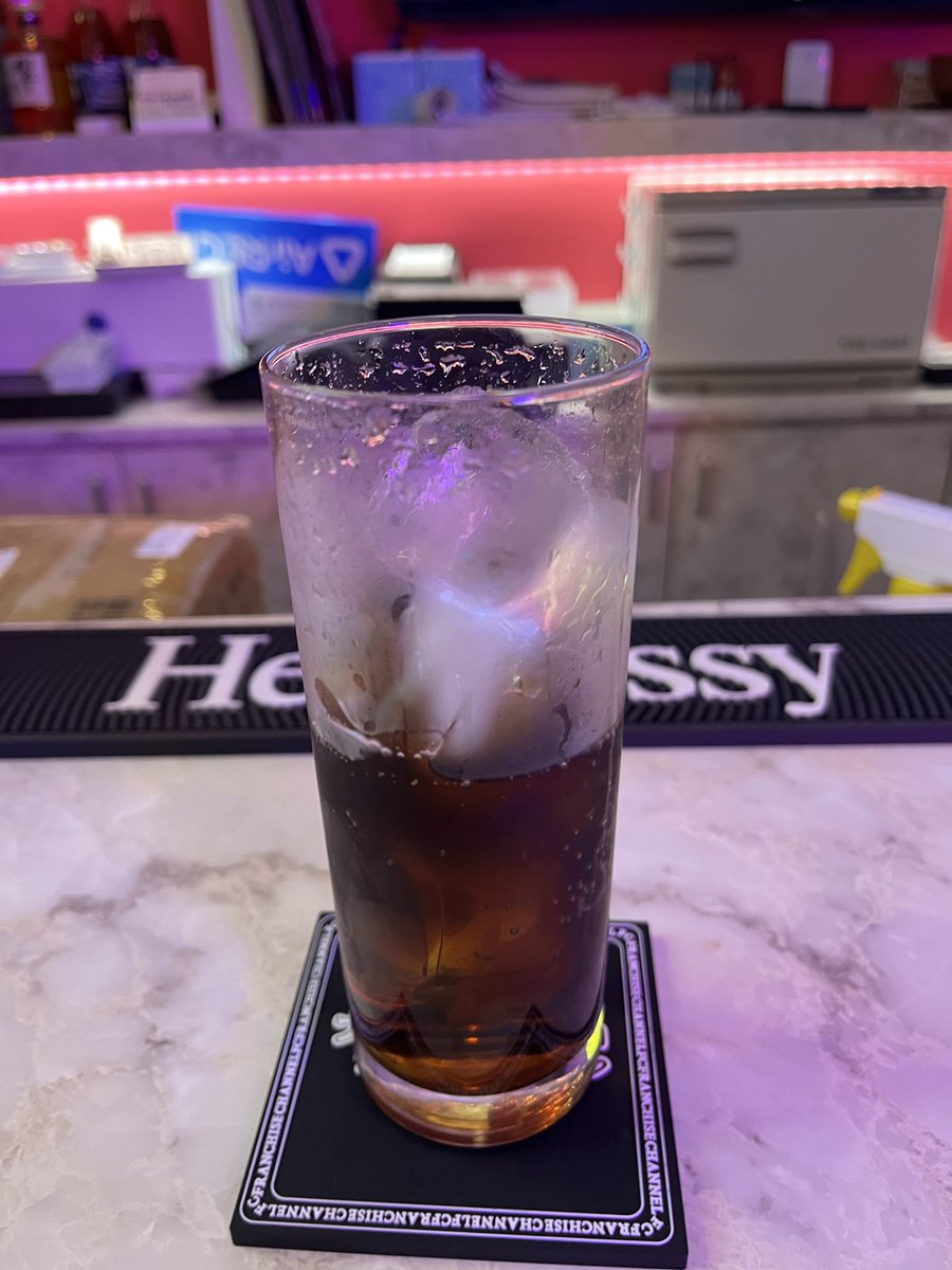 kigyou_tousi's tweet photo. 藤井さんに入れてもらったコーラ美味い
仕事終わりに沁みる
#FCチャンネルBAR
#FCBAR https://t.co/8VklOFGKGO