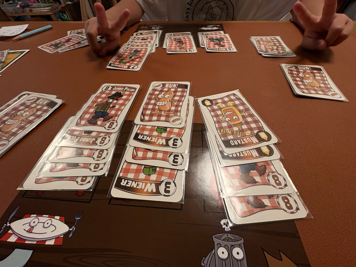 Gearpanium's tweet image. Won #sausageparty on 2026-04-26 with 2 players, winning score: 25 #bgstats 

グリルで🌭作るんだけど、ひたすらカードめくって相手のグリルも含めてカード置いていける忙しいゲーム。

数字と合致する枚数だけスタックした後、パンで閉じると点数化できるけど、長過ぎると減点🤣