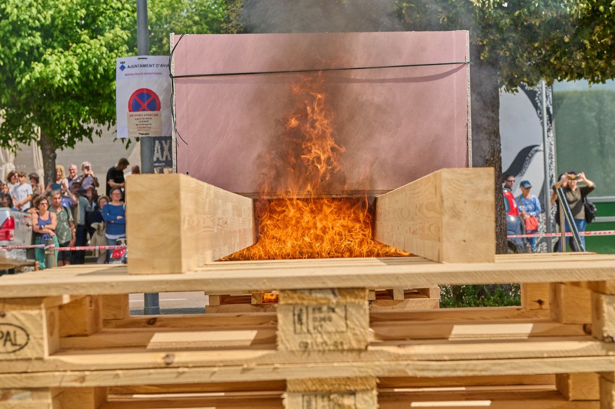 firhabitat's tweet photo. 💥 Diumenge de Firhàbitat, en fotos!

La fira tanca una sisena edició de rècord i es consolida com l’epicentre de la bioconstrucció a Catalunya 💚🤍

🔥 La prova de resistència al foc ha estat el tancament perfecte de l'esdeveniment.

Moltes gràcies a tots per fer-ho possible 😍 https://t.co/kZ9dEZNWi8