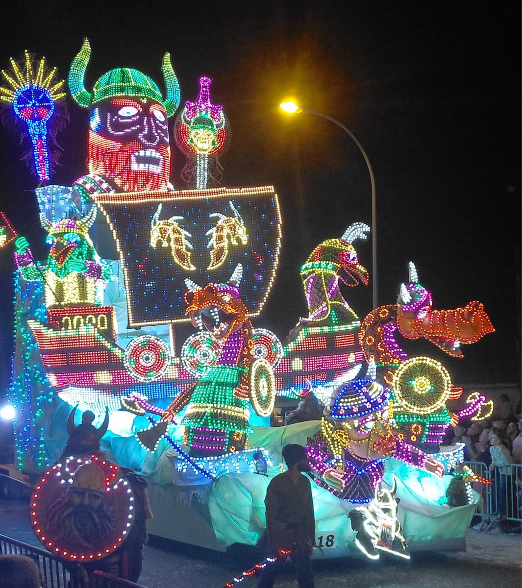 51_adrien's tweet photo. 🎊 Encore un magnifique carnaval de nuit à Cholet 👹🌌
Sans doute l’un des plus beaux de France 🇫🇷, et une vraie fierté locale.
Un immense bravo aux bénévoles, carnavaliers et à tous ceux qui font vivre cet événement 🙌
#Cholet #Carnaval @otducholetais
@choletagglo https://t.co/HQEE1eOet5