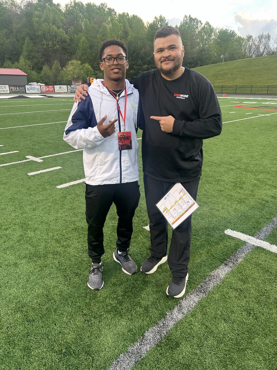 CollinGeiger11's tweet photo. Had a great day @UVAWiseCavsFB yesterday! The Energy was amazing out there! Thanks @CoachGouldDC  💪🏾 can’t wait to be back soon. https://t.co/z2NGj5hIWc