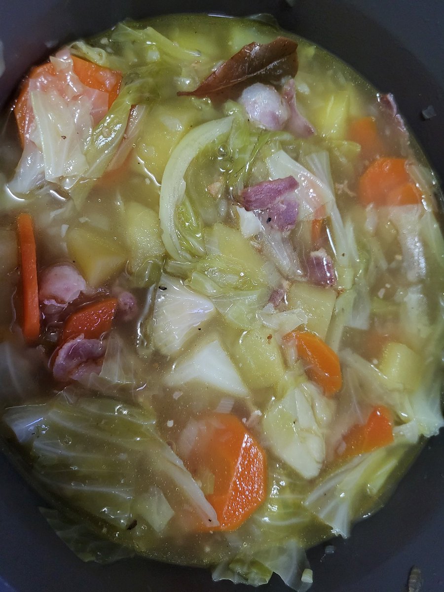OiforgotmynameO's tweet image. 🇮🇪 Irish Bacon, Cabbage and Potato Soup 🐖🥬🥕🥔🧅🍃 #bacon #cabbage #potato #carrot #onion #broth #bayleaf #saltandpepper