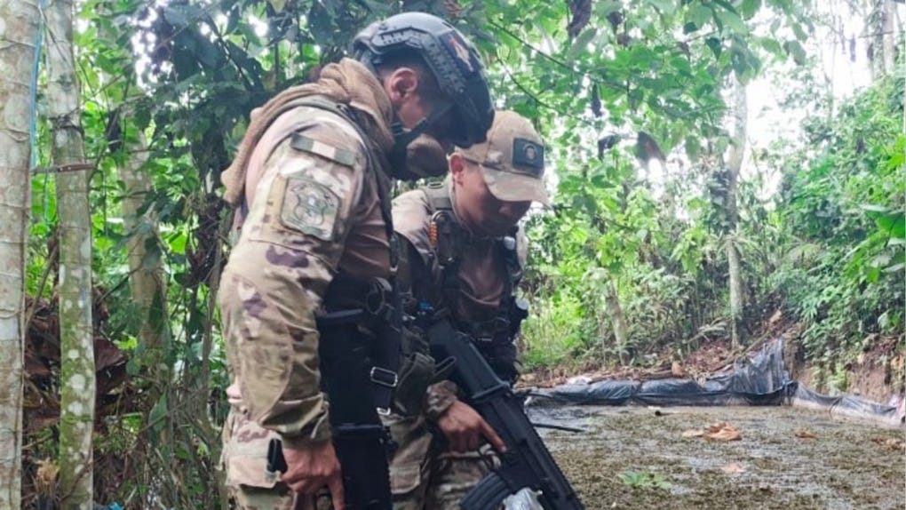 La masacre perpetrada por el ejército peruano en Huancavelica en donde han asesinado a 5 compatriotas tiene que ser investigada¿No habia droga ni insumos dentro de la camioneta?¿No habia armas?¿Por qué dispararon?
Parece un ajuste de cuentas entre mafias donde una mafia es del EP