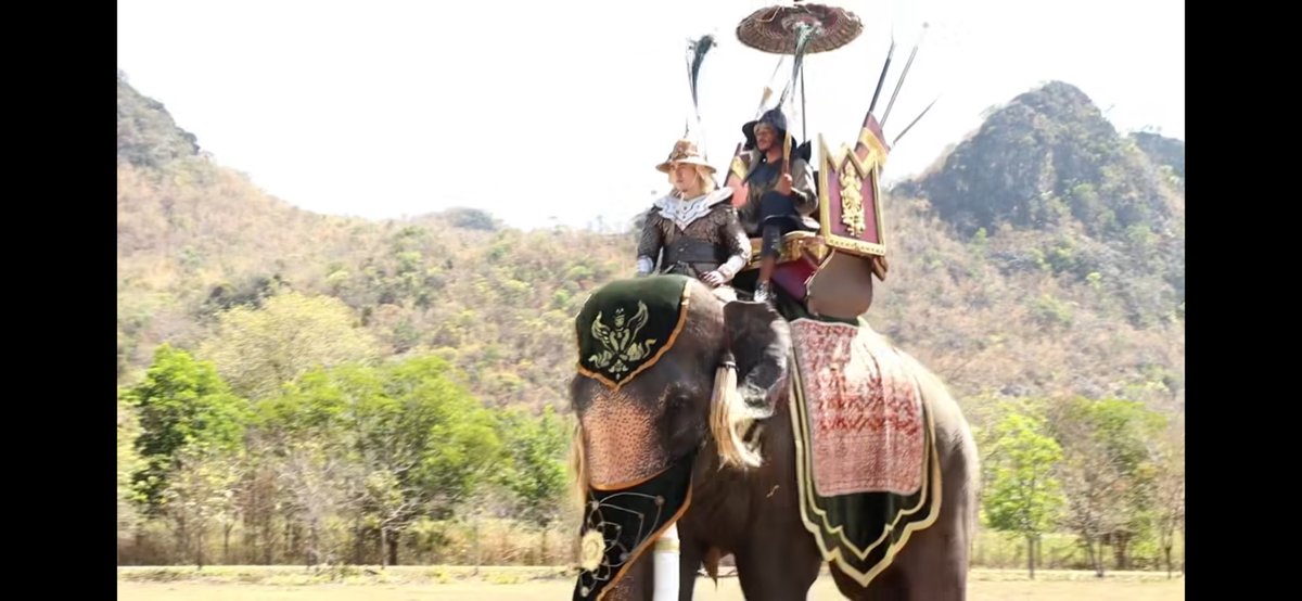 ยามพระทรงคชสาร

พระยิ่งหาญ ยิ่งกล้า เกินพระยาสีหราช ท้าวกลางศึก

พระบาทเจ้า ล้านโลกใครบ่เท่า

พ่อขุนแมนสรวง…

เมื่อทรงคชสาร

ธ ยิ่งหาญ ยิ่งกล้า

ดังพญาสีหราชผู้เป็นใหญ่

เหมาะสมกับเจ้าพี่จริงๆนะ 💕🩷

💓💖

#ชั้นบ้าผู้ชายขี่ช้าง