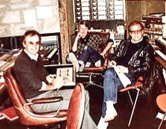 F3hvu6kKTYXcOAF's tweet image. Failure is what makes you stronger; if I don't make three good mistakes in a week, I'm worthless. People learn from their mistakes.

#GiorgioMoroder 
#BOTD🎂

#DavidBowie - Cat People(Putting Out Fire) 1982.
youtu.be/sJJjSh7jBSQ