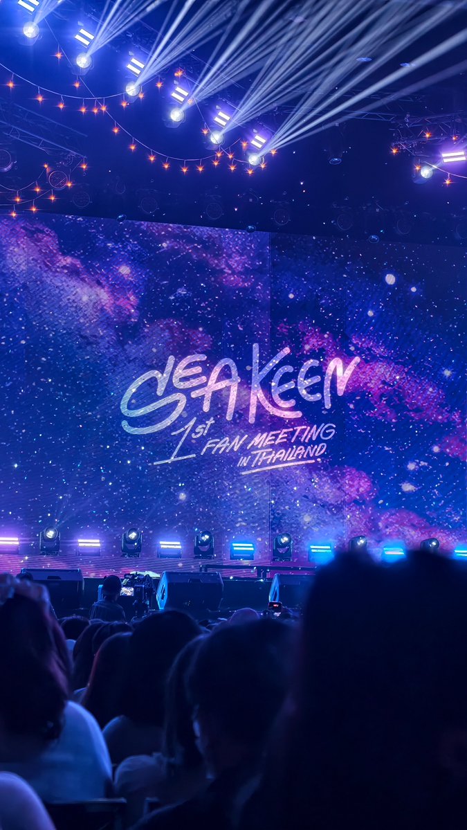 #SeaKeenFanMeeting
#sea_ta_lay #keenkeno

SEAKEEN OUR FIRST MEETING

วันนี้เค้ามีความสุขมากเลยอะ ตลอด 2 เกือบ 3 ชั่วโมงที่น้องอยู่บนเวที ไม่มีวินาทีไหนที่เค้าหุบยิ้มได้เลย ขนาดตอนร้องไห้เค้ายังยิ้มอะ ซีคีนเก่งมาก ๆ น้องคือความสดใสในชีวิตเค้าจริง ๆ นะ ขอบคุณมากจริง ๆ