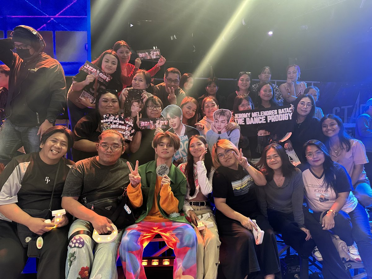 [PHOTO] TOP 1, OUR SUMY! 

Jeromy celebrates with his fans after winning the Top Dance Duo this week! Congratulations, our SuMy Love! 

JEROMY SUGARLOCK FESTIVAL
#SuMyInBloom
#HORI7ON_JEROMY #JEROMY
#SOTFWorldDanceFest