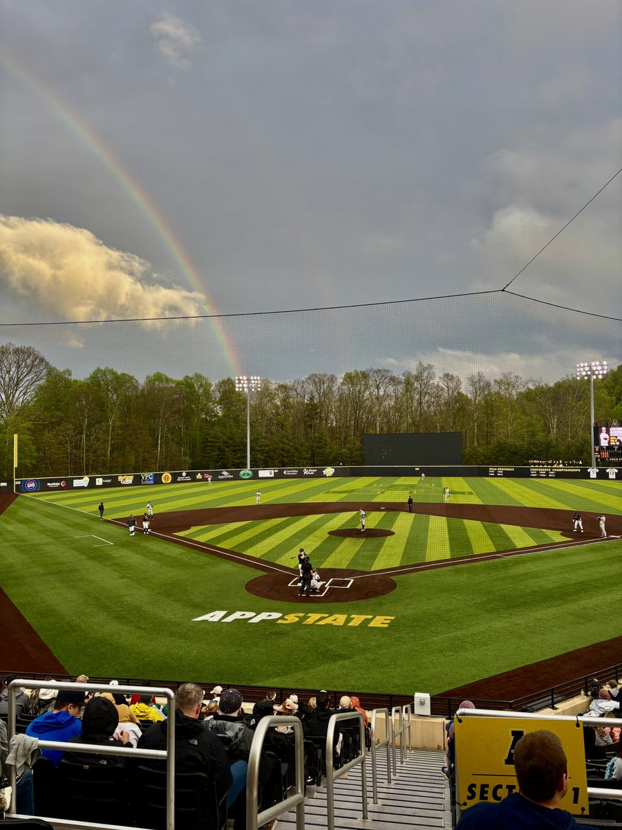 Boone was showing off last night 🖤💛

#TIGMA