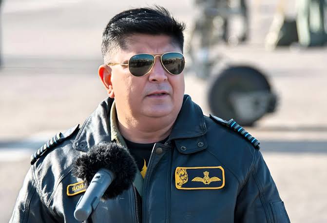 Meet Air Commodore Rohit Kapil. 🇮🇳🫡

The IAF officer who brought down a Pakistani ballistic missile aimed at Delhi during Operation Sindoor.

He was the AOC of 45 Wing at Sirsa. A Su-30MKI pilot with over 3500 hours of flying experience.

On the night of May 10 2025 Pakistan