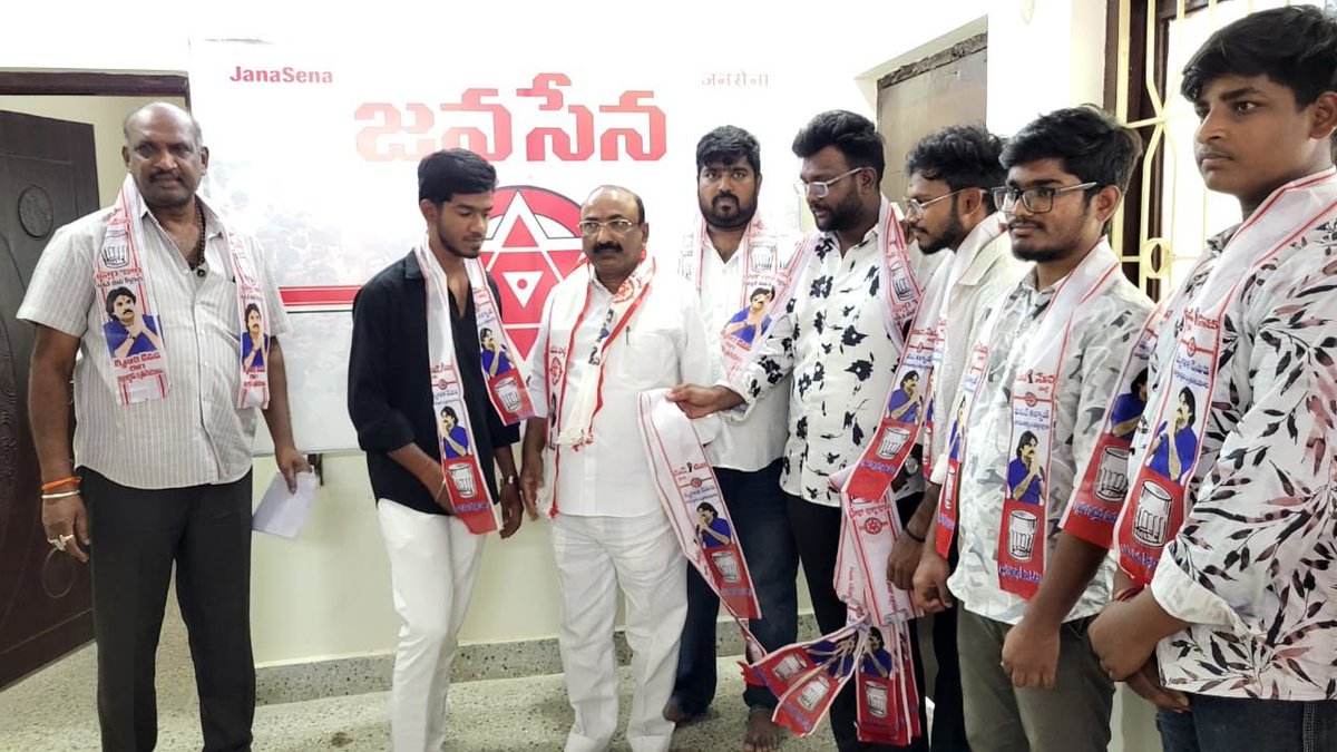 mummareddyjsp's tweet photo. *జనసేన పార్టీ లోకి కూకట్ పల్లి డివిజన్ యువత చేరిక:* 

ఈ రోజు KPHB కాలనీ 5 వ జనసేన పార్టీ కార్యాలయంలో  పవన్ కళ్యాణ్ గారి చేసే మంచి పనులు వారి ఆశయాలు , పార్టీ సిద్ధాంతాలు నచ్చి కుకట్ పల్లి నియోజకవర్గం అడక్ కమిటీ సభ్యులు వేముల మహేష్ ఆధ్వర్యంలో కుకట్ పల్లి డివిజన్ నుండి యువత జనసేన పార్టీలో చేరారు, వారిని *సైబరాబాద్ మున్సిపల్ కార్పొరేషన్ జనసేన పార్టీ కో-ఆర్డినేటర్ శ్రీ ప్రేమకుమార్ గారు* పార్టీ కండువాని వేసి పార్టీ లో కి ఆహ్వానించారు .చేరిన వారు రోహిత్ గౌడ్ ,సాయి శ్రవణ్,భాను ప్రకాష్,రోహన్,సాయి పవన్ తేజ్, భరత్,గణేష్,వర్షిత్ తదితరులు.

ఈ సందర్భంగా ప్రేమ కుమార్ మాట్లాడుతూ యువతకి పార్టీ లో మంచి గుర్తింపు ఉంటుందని, పార్టీ సిద్ధాంతాలకు అనుగుణంగా పని చేస్తే మంచి నాయకులుగా ఎదుగుతారని తెలియచేశారు.

ఈ కార్యక్రమంలో పాల్గొన్న జనసేన నాయకులు కొల్లా శంకర్, రణదీప్, గుణ శేఖర్ తదితరులు.