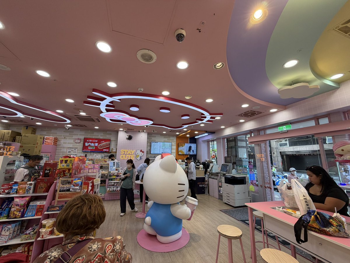 inuinuinui's tweet photo. 台北に来たら後輩からサンリオコラボの悠遊カード(SUICA的な物)買ってきてくれと言われてセブンイレブンに来たんだが初見でコンビニと認識出来なかった。人生後半に入ってますがSTAY CUTEを今後のモットーとしたいと思います。 https://t.co/nJ2rDc3wG5