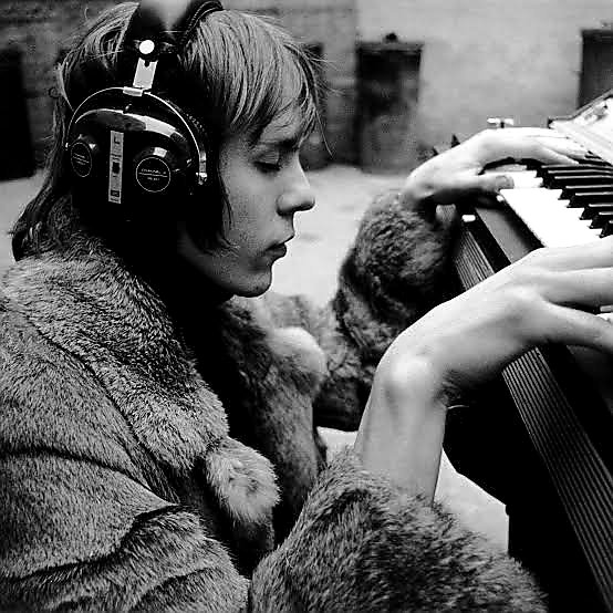 F3hvu6kKTYXcOAF's tweet image. The melody of the soul that creates something out of nothing.

#KlausSchulze 
#RIP

For Barry Graves
Live 1977.
youtu.be/Rb1qhRgq6Ls