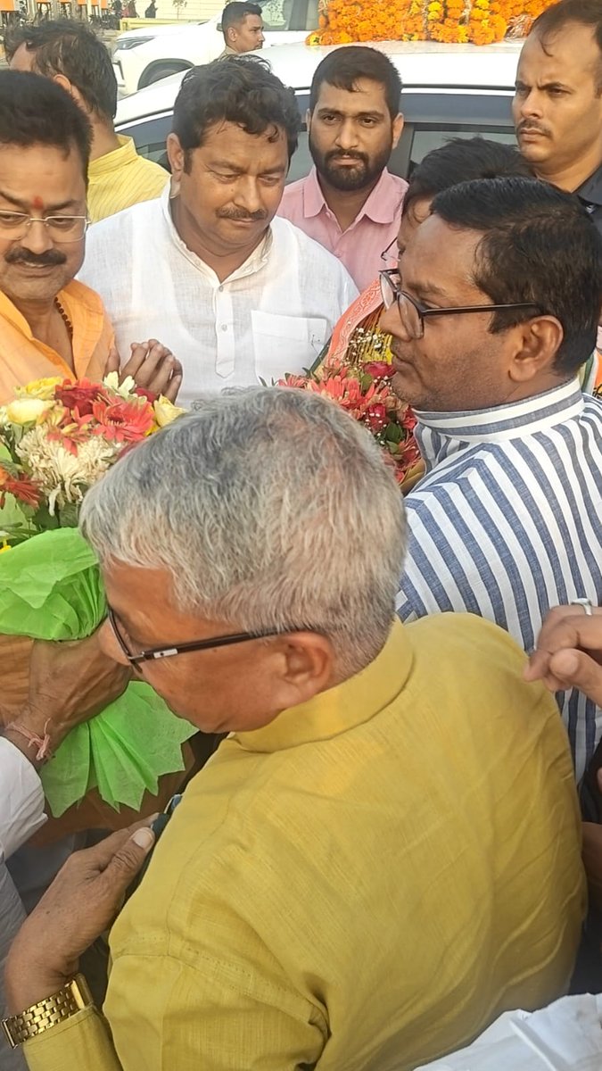 gyanendramla's tweet photo. "गोरखपुर लिंक एक्सप्रेस वे" पर #प्रदेश_अध्यक्ष, मा० केंद्रीय वित्त राज्यमंत्री श्री @mppchaudhary जी का क्षेत्रीय अध्यक्ष श्री @sahjanandraibjp जी, सदर विधायक माननीय @KanojiyaJai जी, जिलाध्यक्ष गोरखपुर श्री जनार्दन तिवारी जी के साथ भव्य स्वागत किया। 
इस अवसर पर पत्रकार एवं वरिष्ठ भाजपा नेता सिसवा श्री अजय लाल श्रीवास्तव जी, पूर्व नगर पालिका अध्यक्ष श्री कृष्ण गोपाल जायसवाल जी, क्षेत्रीय पदाधिकारी गण और महाराजगंज के कार्यकर्ता बंधु मौजूद रहे।
